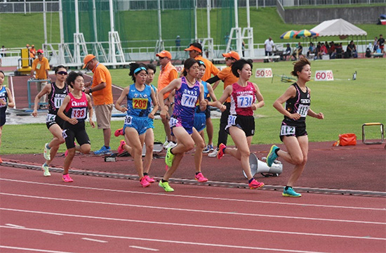 女子1500m 第5位　岡本 彩稀（2年）