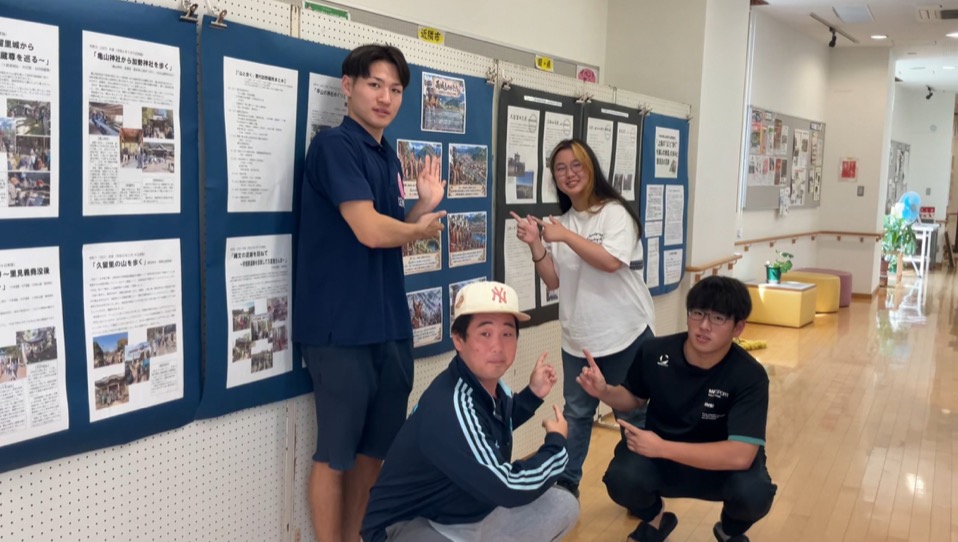 地域歴史絵本の展示と学生たち